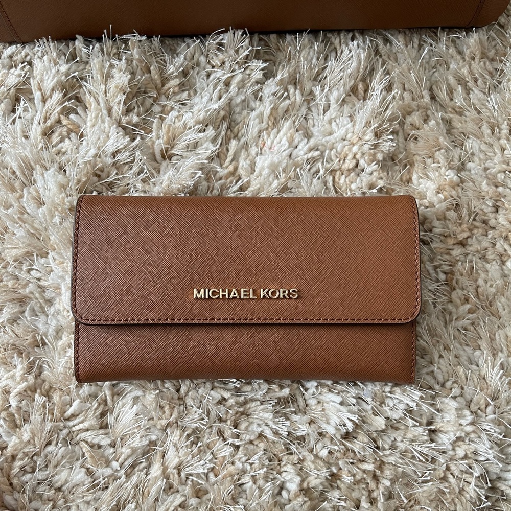 Brand New Michael Kors Wallet! (Matching with the Pocketbook I also have listed)